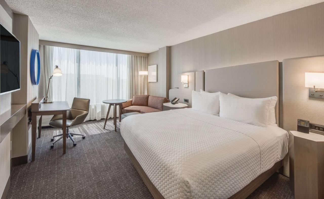 Deluxe King Room Tub Mobility Accessible